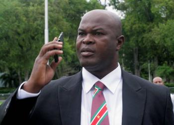 Vicepresidente de Surinam, buscado por la Interpol, juega en Concachampions