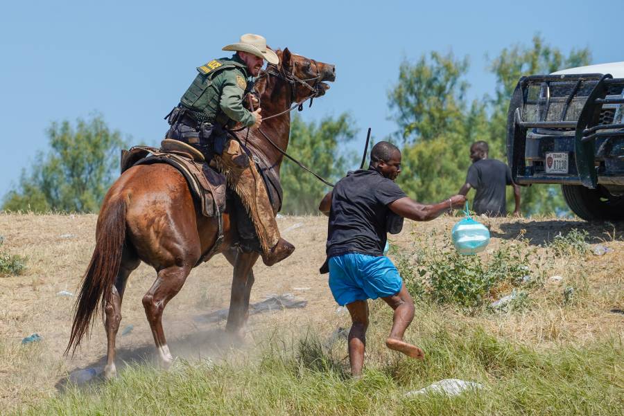 Tras acusaciones de maltrato a migrantes, Patrulla Fronteriza de EEUU deja de usar caballos