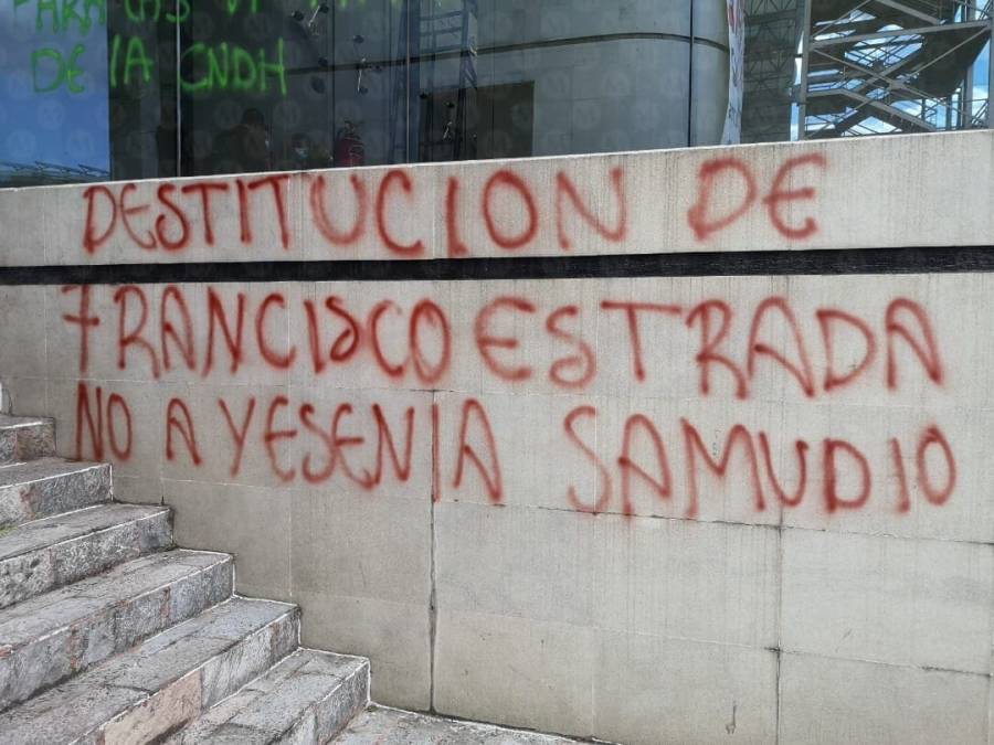 Toman las instalaciones de la CNDH; exigen renuncia de Rosario Piedra Ibarra