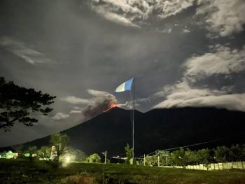 Volc&aacute;n de Fuego entra en erupci&oacute;n en Guatemala