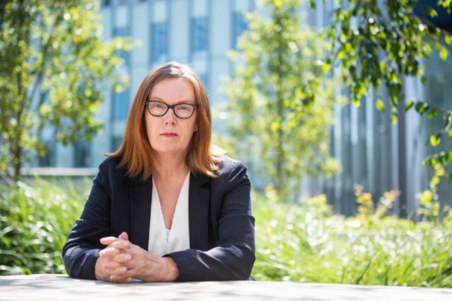 Covid no se volver&aacute; m&aacute;s mortal, ser&aacute; una gripe: Sarah Gilbert