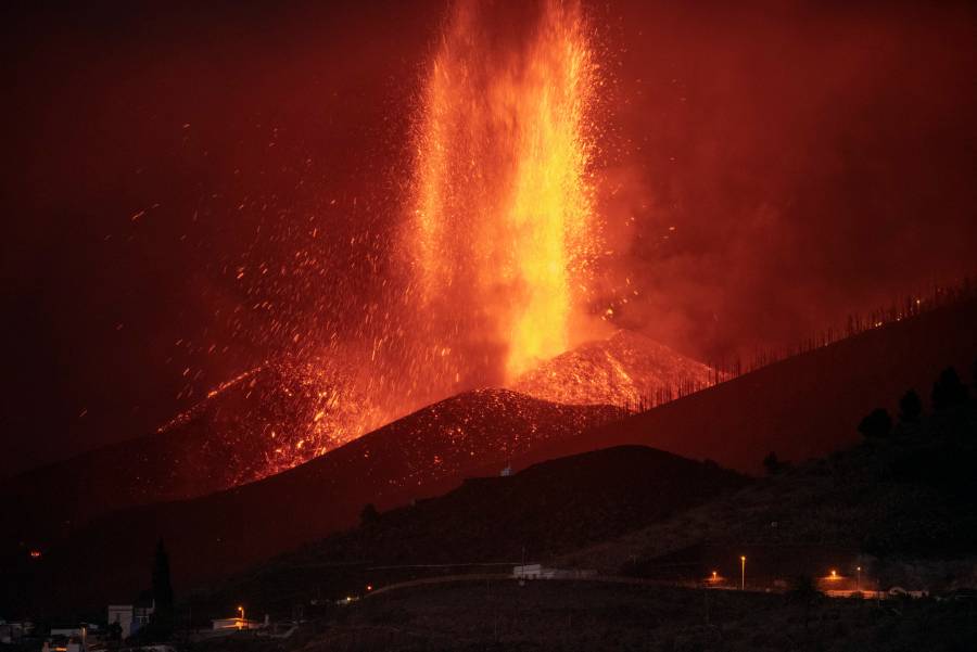 Nuevas explosiones en volcán de La Palma cancelan los primeros vuelos