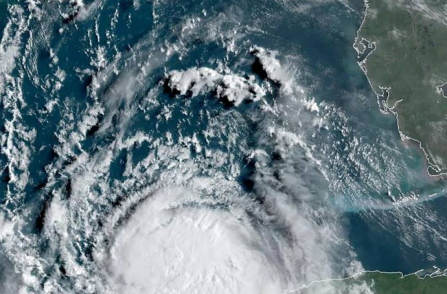 Sam se fortalece a huracán categoría 3; llegaría a 4 el domingo