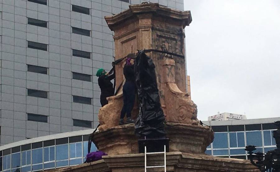 Feministas reemplazan estatua de Col&oacute;n