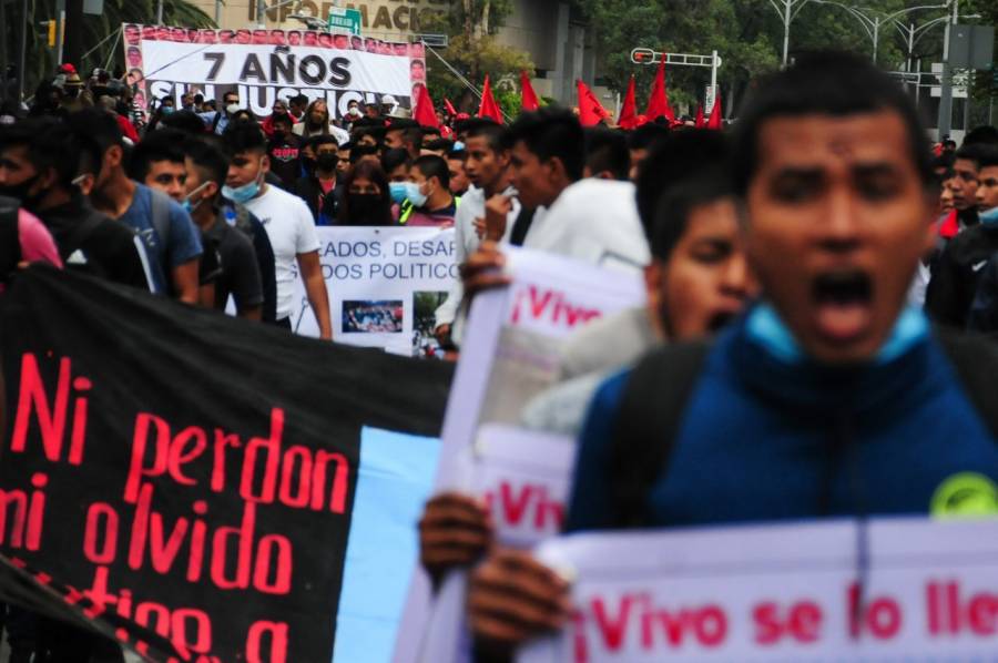 Marchan rumbo al zócalo capitalino exigiendo justicia por los 43 normalistas de Ayotzinapa