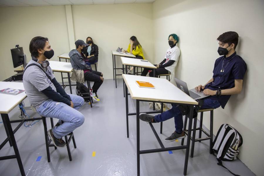 Piden becas para que universitarios cubran gastos de titulación