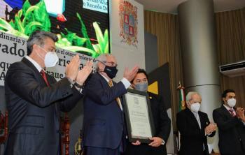 Enrique Graue recibe el Honoris Causa de la Universidad Aut&oacute;noma de Campeche