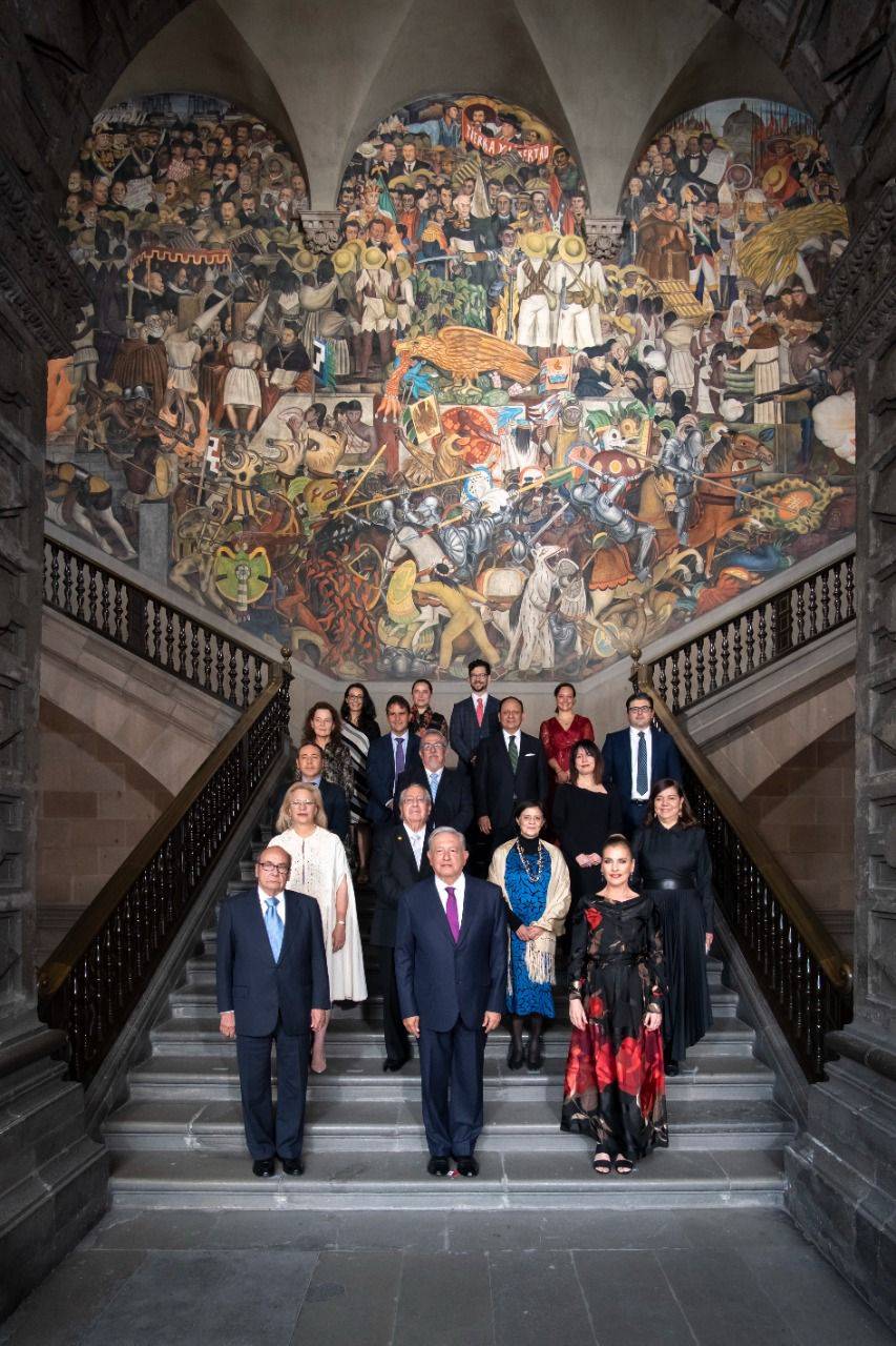 AMLO comparte con embajadores previo a ceremonia por Consumación de Independencia