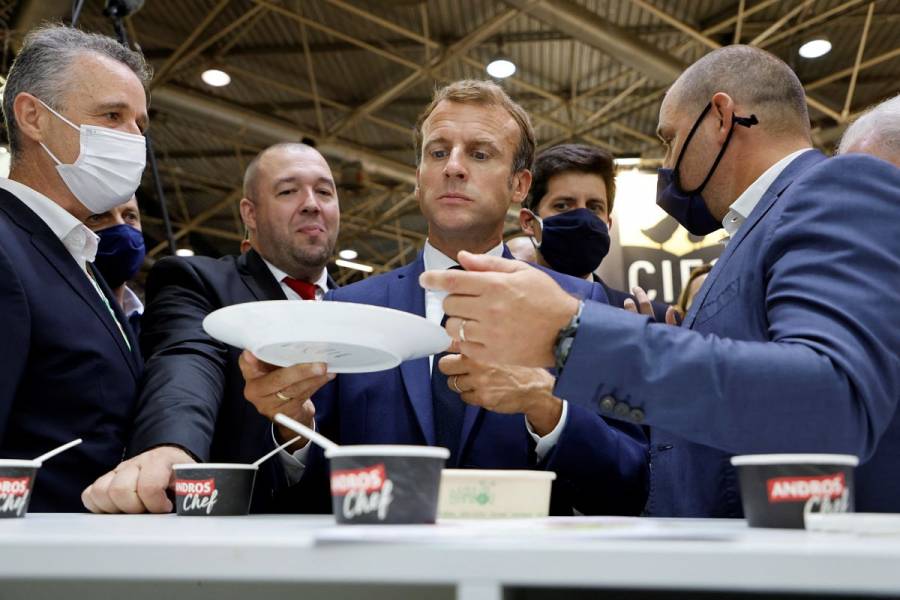 VIDEO: Tiran un huevo a Emmanuel Macron durante evento p&uacute;blico