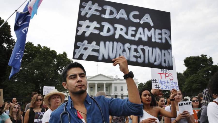 Gobierno de Biden lanza propuesta para evitar deportaci&oacute;n de “dreamers”