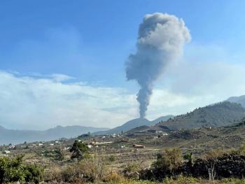 Tras una breve pausa, el volc&aacute;n Cumbre Vieja vuelve a la actividad