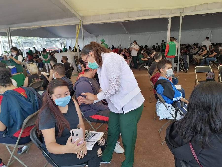 Obregonenses de 18 a 29 años reciben vacuna anticovid en Estadio Olímpico Universitario