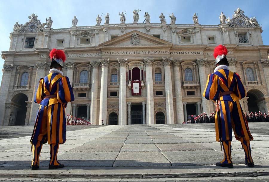 Vaticano suspenderá sueldo a empleados que no presenten certificado Covid-19
