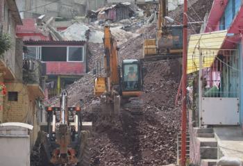 Tras desgaje, inician demolición de 11 casas en el cerro del Chiquihuite