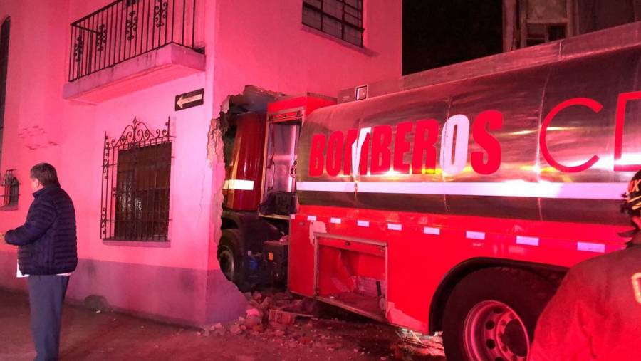 Camión de bomberos choca contra un convento; hay al menos seis heridos