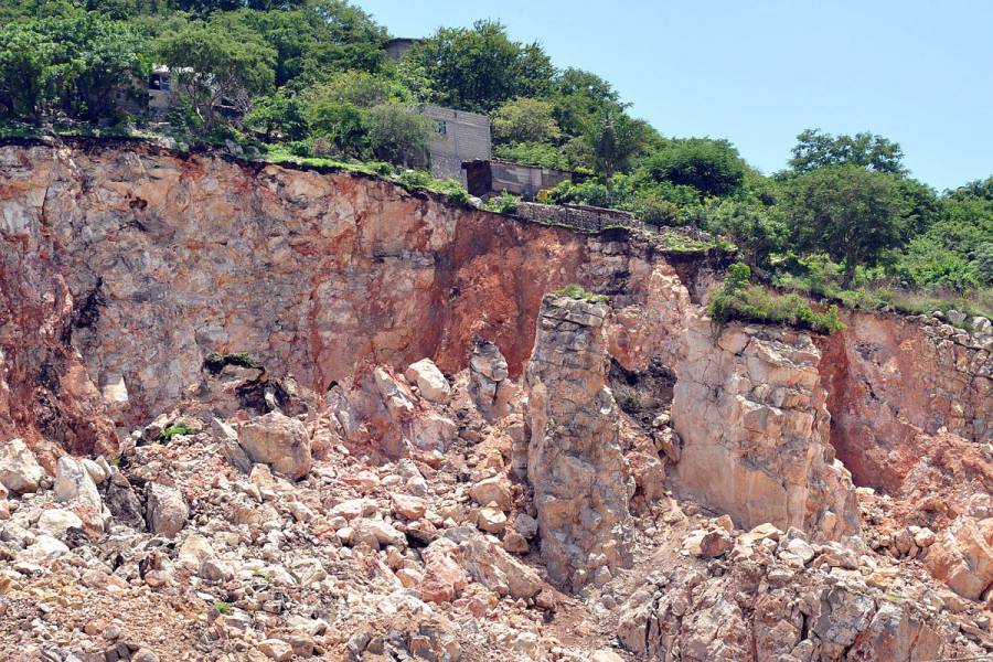 Desalojan a familias tras deslave en cerro de Jiutepec, Morelos