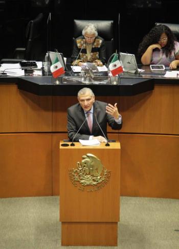 Segob llama a construir acuerdos a senadores, luego los confronta