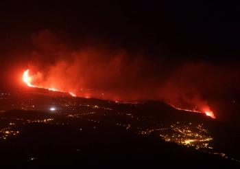 Lava del volc&aacute;n en isla de La Palma llegan al mar