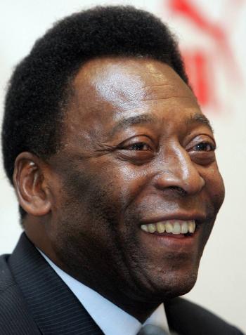 Pel&eacute; sale del hospital y sigue una 
