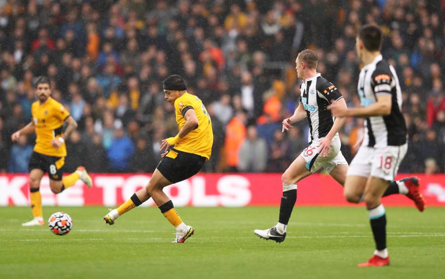 Raúl Jiménez luce con doble asistencia en la victoria del Wolverhampton sobre el Newcastle