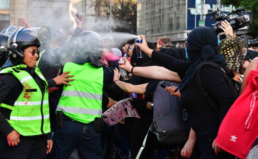 Por segunda vez en esta semana, Feministas se manifiestan en el monumento a Colón