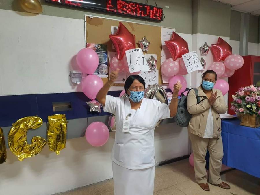 En Hospital Juárez dan última checada 60 trabajadores que se jubilaron -  ContraRéplica - Noticias