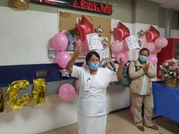 En Hospital Juárez dan última checada 60 trabajadores que se jubilaron