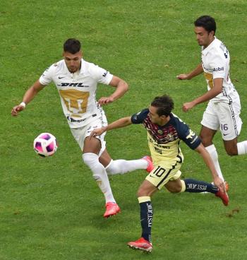 Am&eacute;rica vence 2-0 a Pumas y afianza liderato del f&uacute;tbol mexicano