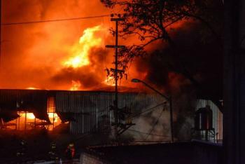 Se registra fuerte incendio en f&aacute;brica de San Vicente Chicoloapan, Edomex