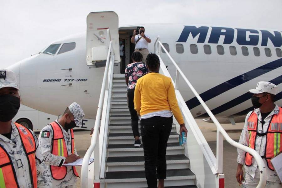 México envía segundo vuelo con haitianos deportados