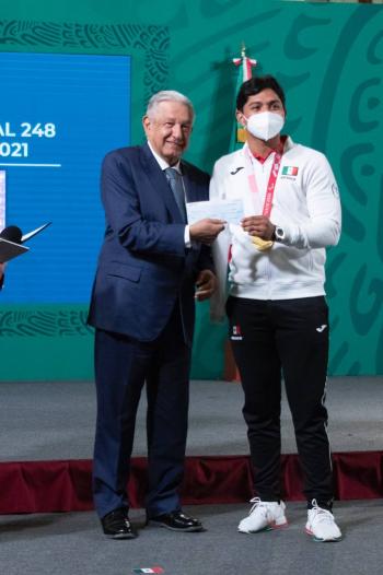Tokio 2020: AMLO entrega est&iacute;mulos econ&oacute;micos a atletas