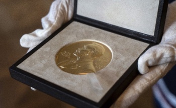 Escritores africanos y caribe&ntilde;os lideran quinielas al Nobel de Literatura