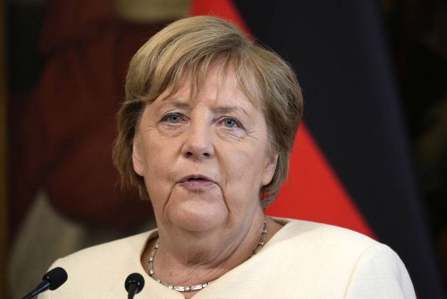 Merkel se despide del papa y Draghi durante su viaje a Roma