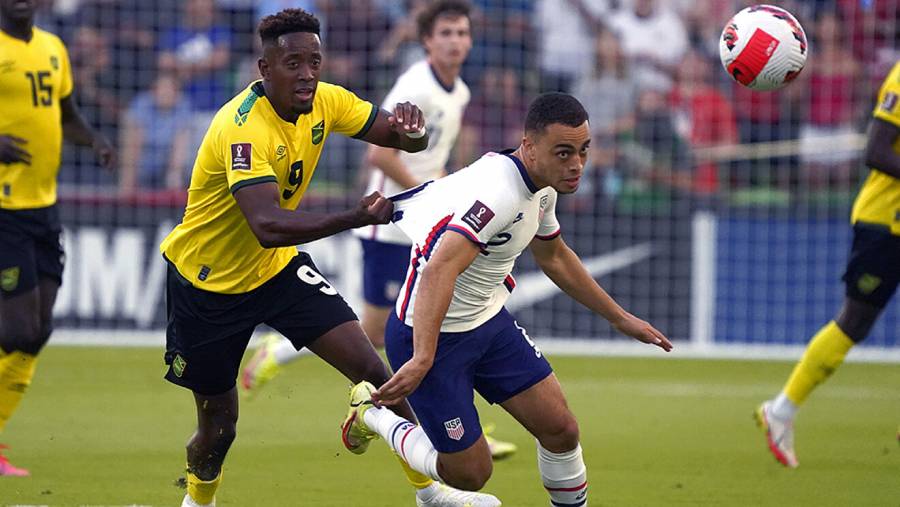EEUU vence 2-0 a Jamaica con doblete de Pepi