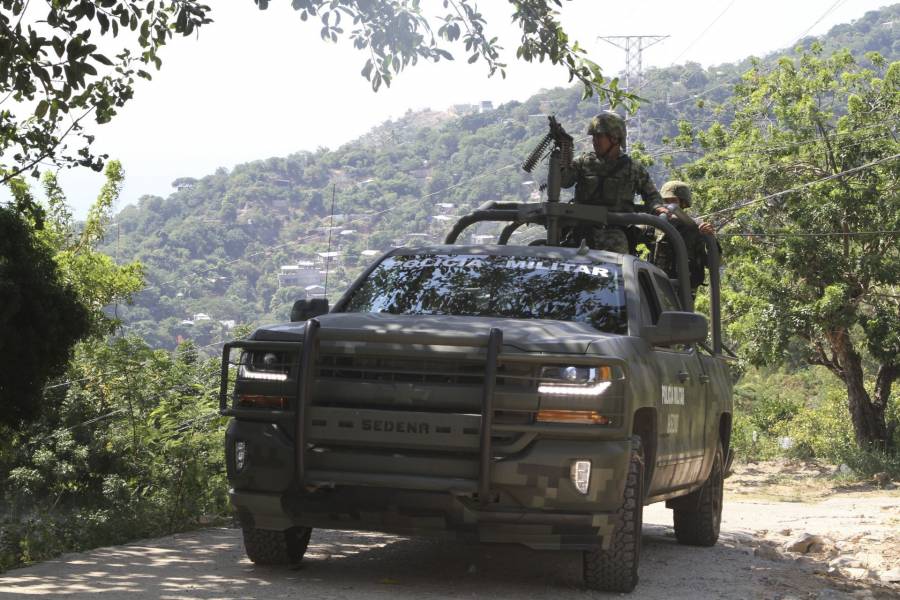 Ejército libera a 16 secuestrados y decomisa arsenal