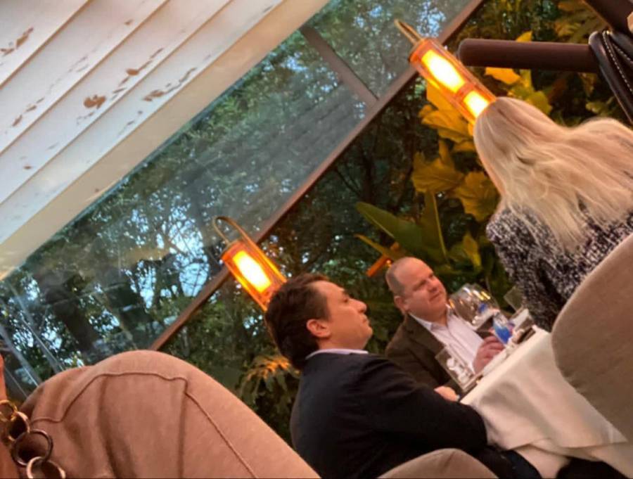 Periodista capta a Emilio Lozoya cenando en un lujoso hotel