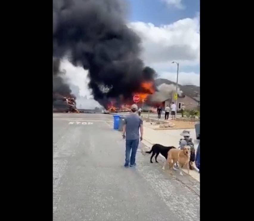 Avioneta se estrella en barrio residencial de California