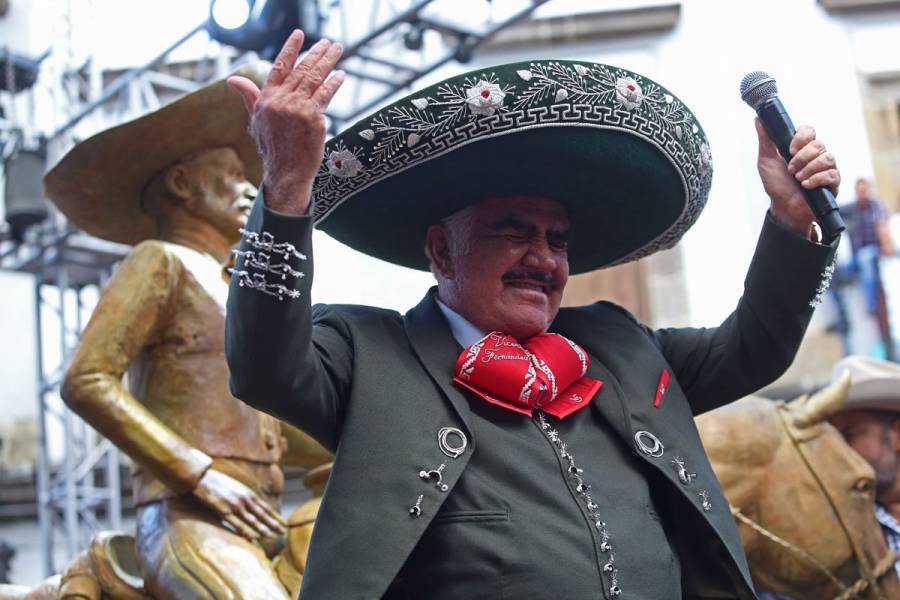 Vicente Fernández Jr. desmiente muerte cerebral de su padre