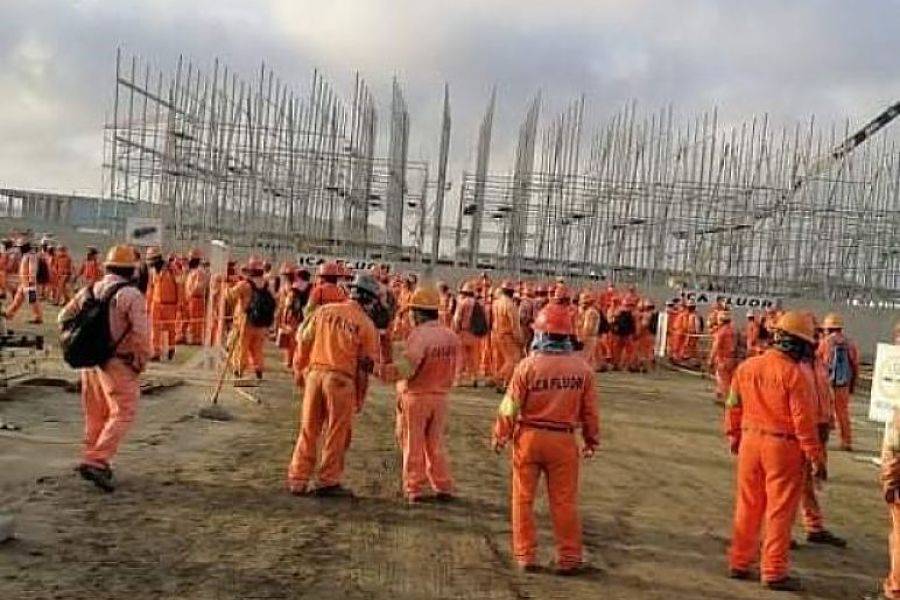 Trabajadores y antimotines se enfrentan en refinería de Dos Bocas