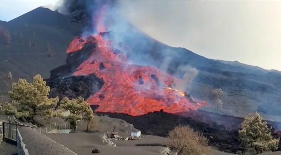 En isla La Palma desalojan a 800 personas por nuevo r&iacute;o de lava del volc&aacute;n