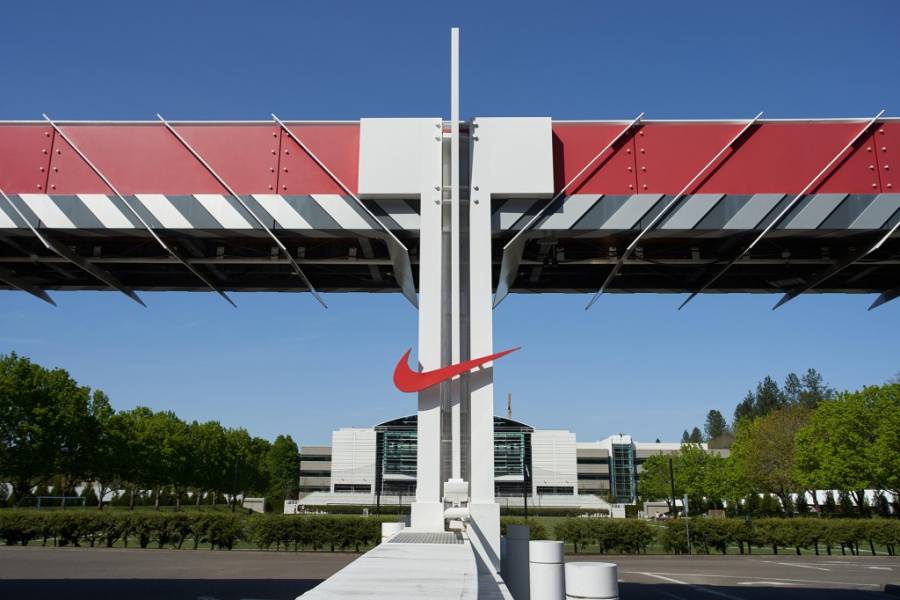 Nike toma participación en SpringHill, empresa de LeBron James