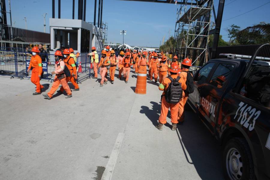 Acusan que quitaron credencial de empleados a 500 trabajadores de Dos Bocas