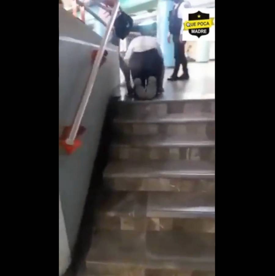 Hombre discapacitado que pedía dinero por un “milagro” sale caminando del Metro de la CDMX 