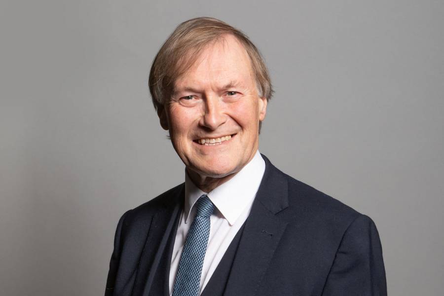 Muere diputado británico tras ser apuñalado durante acto público