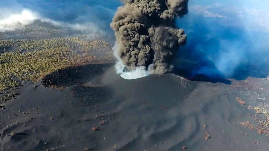 Nube de ceniza del volcán Cumbre Vieja, suspende vuelos en aeropuerto de La Palma