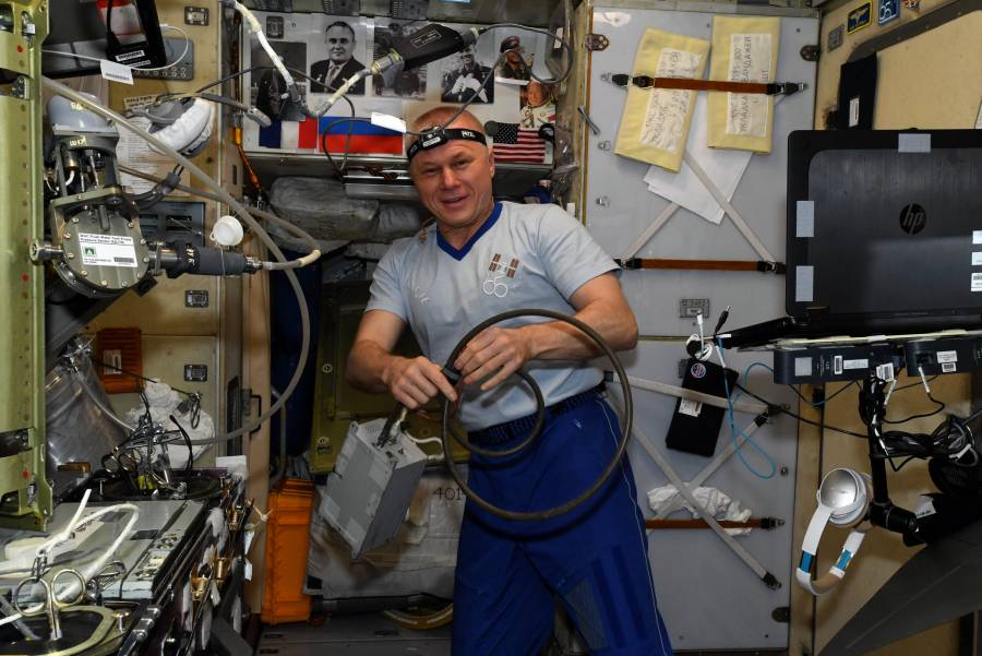 Cineasta y actriz rusos regresan a la Tierra tras filmar en la Estación Espacial Internacional