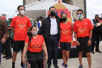 Presentan medalla y playera del Marat&oacute;n de la Ciudad de M&eacute;xico Telcel 2021