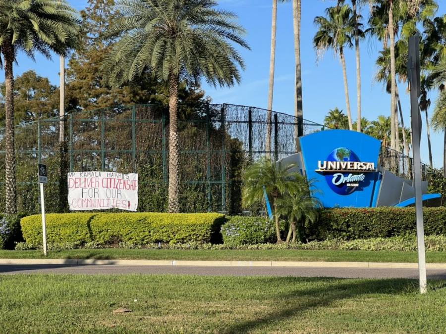 Migrantes cuelgan pancartas en parques de diversiones; piden intervención de Harris