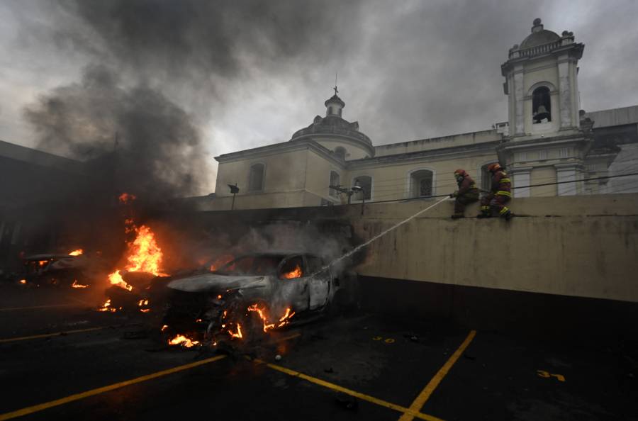Exsoldados guatemaltecos irrumpen el Congreso, exigen indemnizaci&oacute;n