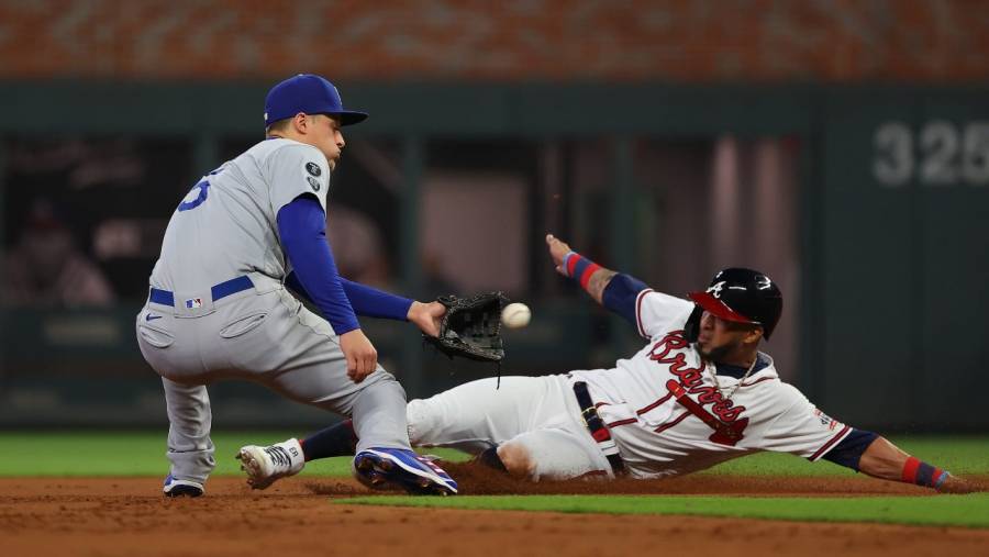 Jonrones de Seager y Bellinger le dan triunfo a los Dodgers sobre los Bravos